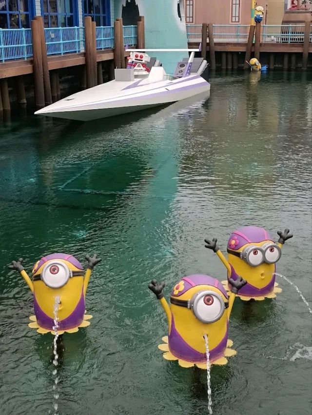 💛 “The Banana Icon: Minion Statue at Universal Studios Beijing” 💛 “The Banana Icon: Minion Statue at Universal Studios Beijing”