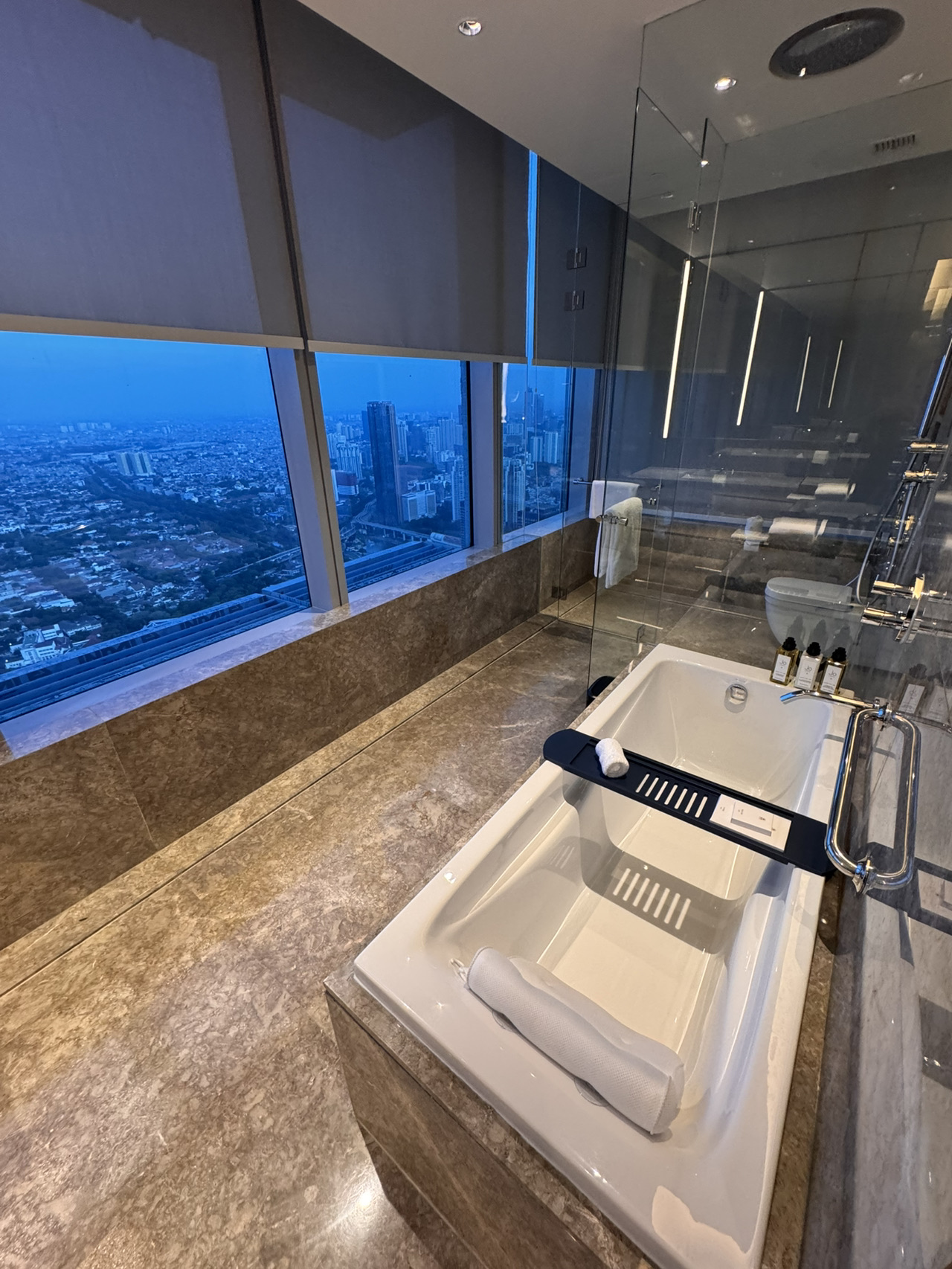 Saya menginap di Pan Pacific Hotel Jakarta, sebuah hotel bisnis yang elegan dan modern tepat di jantung kota. Junior Suite saya di lantai 83 menawarkan pemandangan cakrawala yang luar biasa, terutama di malam hari ketika lampu-lampu kota menyala. Bak mandi di jendela menjadi daya tarik tersendiri.

Kamarnya luas dan dirancang elegan, sempurna untuk bekerja maupun bersantai. Layanan selama menginap sangat baik, efisien, dan profesional, persis seperti yang Anda harapkan dari sebuah hotel bisnis papan atas.

Tempat menginap yang sempurna bagi siapa pun yang bepergian ke Jakarta untuk bisnis atau liburan dengan sentuhan kemewahan.

#PanPacificJakarta #BusinessHotel #JakartaStay #CityViews #LuxuryTravel
