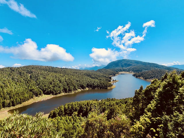 薄霧中的藍寶石——翠峰湖與望洋山漫步記