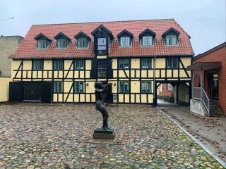 덴마크의 보석 같은 해안 마을에서 항구 전망과 평온한 해안 생활을 즐기다