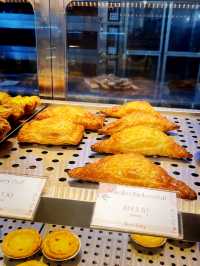 A popular Taichung eatery serving generous, meat-heavy donburi bowls with simple but tasty side dish