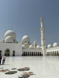 皓白如月的沙漠奇蹟：謝赫扎耶德大清真寺的純白奢華與靈魂震撼之美