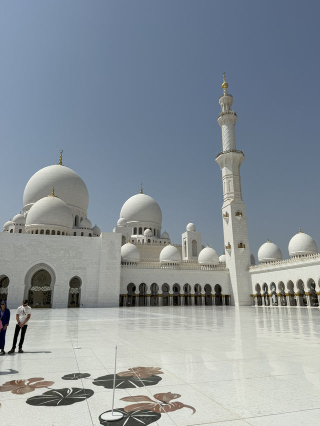 皓白如月的沙漠奇蹟：謝赫扎耶德大清真寺的純白奢華與靈魂震撼之美