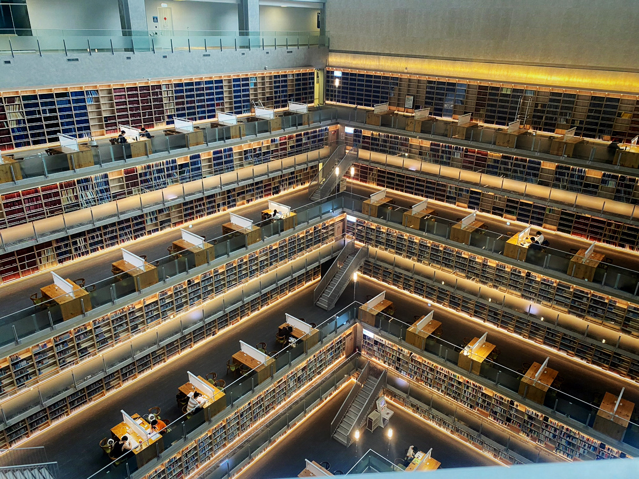 #November Destinations 2025
If you also enjoy spending a quiet afternoon in autumn or winter,
you absolutely must visit the National Chengchi University Da-Hsien Library.
Nestled in the embrace of Zhinan Mountain, its streamlined exterior, composed of glass curtain walls and exposed concrete,
in the season of pale skies and cool mountain breezes, the entire building seems like a box gently floating in the valley.
Stepping inside, the high ceilings, natural lighting, and large floor-to-ceiling windows
instantly create a calming atmosphere and boost productivity.
My favorite spot is on the fourth floor by the window; looking up, you're greeted by a mountain view.
In the afternoon sunlight, shadows slowly move across the table, and the only sound is the gentle turning of pages.
Whether reading, writing, or preparing for exams,
this is a place where you can truly focus.
⸻
📍 Location Information
National Chengchi University, Da-Hsian Library
• Address: No. 64, Section 2, Zhinan Road, Wenshan District, Taipei City
• Opening Hours (During Academic Period):
Mon-Fri 08:00–22:00|Sat-Sun 09:00–22:00
(※ Opening hours are often extended during midterms and finals; please refer to the official announcements of the National Chengchi University Library.)
• Nearby Attractions: National Chengchi University Shopping District, Zhinan Mountain, Maokong Gondola Trail
• Transportation: MRT Wenhu Line "Zoo Station" → Take bus 236, 237, or 611 to "National Chengchi University" Station
~You need to exchange your ID card to enter~
⸻
🧭 Suggested Autumn/Winter Stroll Itinerary
1. Have brunch in the National Chengchi University Shopping District in the morning.
2. Walk 5 minutes to the campus → Da-Hsian Library to read or take photos.
3. Take a walk along the mountain paths on campus in the afternoon. 4. For a more relaxing experience, you can also grab a cup of tea at Maokong.
#NCCUDaXianLibrary #NCCU #MostBeautifulLibrary #TaipeiAttractions #CampusStroll #LiteraryTourism #AutumnWinterWalking #Hike #TaipeiLiteraryTourismMap #HiddenGemsInTaipei #WenshanDistrict #NearMaokong #MountainsInTheCity #ReadingDailyLife #StudyRoomParadise #TravelerPerspective #TaipeiHalfDayTrip #SlowLivingLife