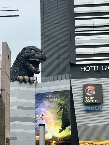 新宿歌舞伎町に登場するキャラクター「ゴジラヘッド」。 | Trip.com 東京