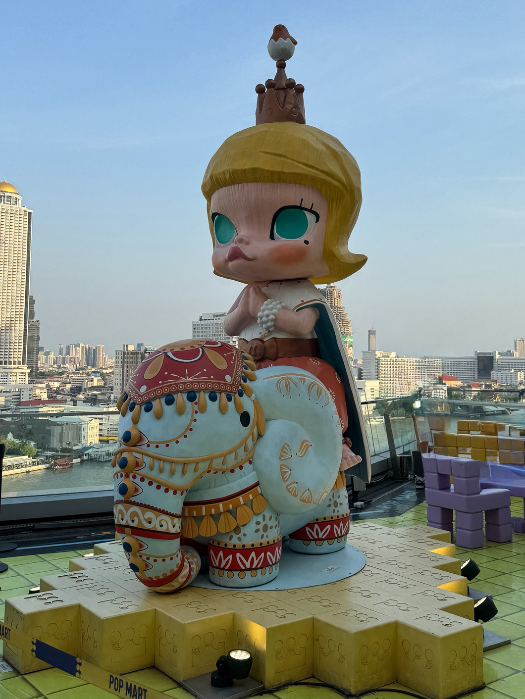 Awalnya masuk ke ICONSIAM cuma buat lihat-lihat... tapi entah kenapa malah jadi kelamaan nongkrong di toko Pop Mart.

Tempat ini sebenarnya adalah salah satu toko Pop Mart terbesar di dunia, dan bahkan ada kafenya di dalam. Jadi, kamu bisa banget duduk santai, buka blind box, dan ngabisin waktu lebih lama dari rencanamu ☕️

Kalau kamu suka ngoleksi barang, main blind box, atau sekadar suka desain yang lucu-lucu, tempat ini bakal susah banget buat ditinggalin. Rak-raknya penuh dengan Labubu, Molly, Skullpanda, dan masih banyak lagi.

Niatnya sih "cuma beli satu box aja"... eh tahu-tahu udah buka tiga box 😅

Walaupun nggak ada niat buat beli apa-apa, tetap seru kok jalan-jalan sambil lihatin semua desainnya.

Benar-benar salah satu tempat singgah tak terduga yang paling asyik di Bangkok.