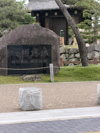 
來到姬路,第一站絕對不能錯過聞名遐邇的姬路城。在宏偉的入口前,一塊巨大的石碑上雕刻著「國寶姬路城 特別史跡 姬路城跡」的字樣。無聲地訴說著這座古城沉甸甸的歷史分量。
順著步道前行,穿過綠意盎然的樹叢,高聳的姬路城天守閣便躍然眼前。白色的外牆在陰天與雲層的映襯下,依舊展現出如白鷺展翅般的優雅姿態。這座保存完好的木造建築結構錯綜複雜、雄偉壯觀,親眼見證時那份歷史的震撼感,確實讓人動容。
地道風味:夢乃蕎麥麵與香酥天婦羅
探訪完古城後,是時候用當地的美食來犒賞自己。我們驅車前往一家名為**「夢乃そば」**(夢乃蕎麥麵)的特色餐廳,遠遠就能看到它那極具傳統和風設計的高聳招牌,上面還寫著「御食事処・姫路おみやげ 売店」,非常適合遊客一邊用餐一邊挑選手信。

走進店內,點了一份招牌的蕎麥麵套餐。剛上桌的蕎麥麵整齊地盛放在竹篩上,麵條呈現出自然的蕎麥色澤,口感彈牙帶有淡淡的穀物香氣,沾上特製的醬汁、搭配蔥花與山葵,冰涼清爽。而旁邊搭配的現炸天婦羅(薩摩揚/魚餅)更是驚艷,外皮炸得金黃香脆,內裡扎實且充滿鮮味,配上一小碗白飯,完美平衡了這頓豐富的午餐。
甜蜜時光:姬路 Heartful 觀光農園
下午的行程轉向輕鬆的田園風光。我們來到了**「姬路 Heartful 觀光農園」**(姫路ハートフル観光農園),這裡是以「魔法草莓」(魔法のいちご)聞名的採草莓聖地。木屋造型的接待處前擺放著可愛的草莓卡通立牌,充滿了溫馨的童趣氛圍。
走進農園的販賣部,一箱箱裝滿藍色膠籃的現摘草莓整齊排列。每一顆草莓都紅潤飽滿、果香撲鼻。這裡有分不同規格販售,其中還有高性價比的「訳あり」(微瑕疵/經濟款)大盒裝,只需 700 日圓,咬下去多汁香甜,滿滿的幸福感在口中化開,絕對是草莓控的天堂。

結束了一天充實的行程,我們入住位於市中心的姬路舒適酒店(Comfort Hotel Himeji)。酒店外觀現代化(如 ⁠image_9.png⁠ 所示),高聳的建築和醒目的「C」字標誌讓人一眼就能認出,大門口也貼心地規劃了無障礙通道與流暢的車道。

走進大堂,明亮寬敞的開放式休息區與餐廳讓人心情放鬆。這裡採用溫暖的木質地板,搭配灰、黃、藍三色的現代感座椅,空間動線流暢,還提供免費的自助飲品供住客享用,非常適合坐在這裡計劃明天的行程。
進到客房,房間維持了 Comfort Hotel 一貫的日式簡約與乾淨。雙人床鋪鋪著整潔的白色床單,床頭設有便利的閱讀燈與控制面板,旁邊還配有一張實用的辦公書桌。雖然空間精緻,但溫馨舒適,拉上窗簾,便能在一夜好眠中,為這段美好的姬路之旅畫上完美的句號。
這次的姬路之行,不僅看見了宏偉的歷史古蹟,更品嚐到了在地蕎麥麵的純粹,以及親手採摘草莓的香甜。這座城市獨有的慢活節奏與豐富面貌,值得每一位旅人細細品味。
