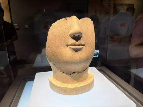 仏像の半分の顔｜皮肉なことに、その不完全さが洛陽博物館の時代を超え