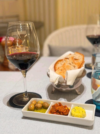 Where to Stay and Eat Without Breaking the Bank 💸✨