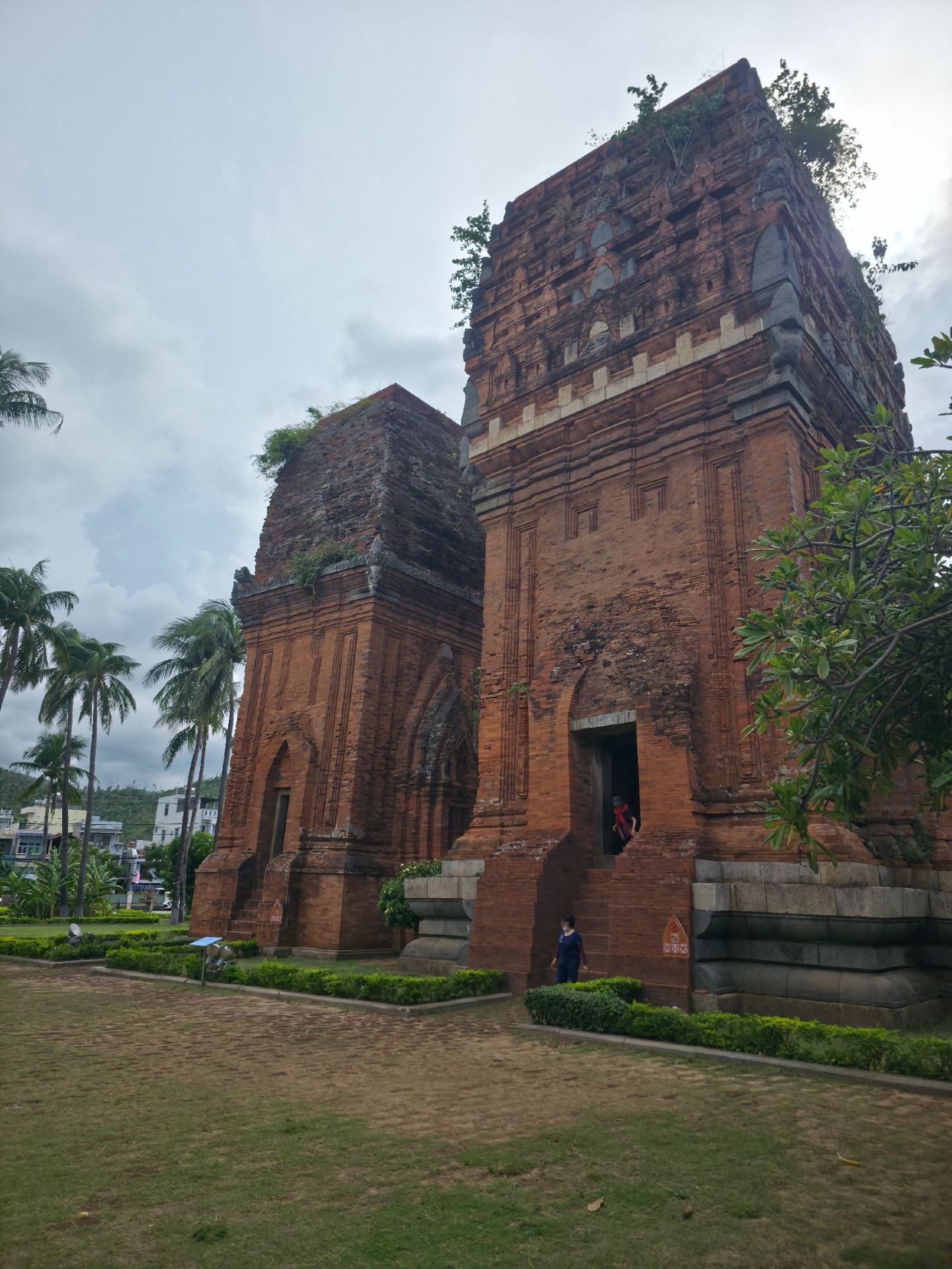 We looked at the Champa towers, built, if I'm not mistaken, in the 12th-13th centuries. We were particularly struck by the brickwork; you can't see the mortar between the bricks, and yet they've been standing for eight centuries. We didn't go inside because we were wearing shorts and Dasha was wearing a tank top—it's not allowed. We respect the laws of other countries. By the way, the cocktails inside aren't great, so don't buy them. But it's worth a visit, unless you're visiting another city in Vietnam where there are larger buildings. The third photo says, "Go further, pay the entrance fee, it's not expensive..." Let's be honest, we couldn't find it, so we just went for free. We already visited the museum in Da Nang (entrance fee: 60,000 dong). It has statues and photos of these towers. The museum is considered the largest in the world on the history of the Champa people, but we didn't really like it. The towers themselves are beautiful and definitely worth seeing.

Have a nice trip everyone, give it a like, thank you )