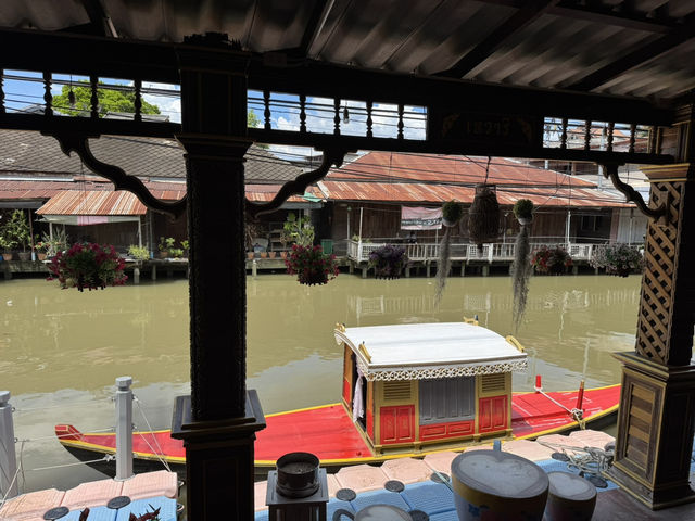 A Day at Damnoen Saduak Floating Market & Maeklong Railway Market A Day at Damnoen Saduak Floating Market & Maeklong Railway Market