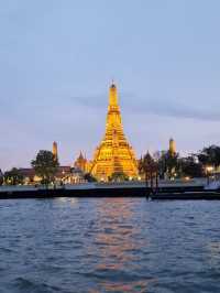 Bright lights, bustling streets, and unbeatable street food – Bangkok never sleeps.