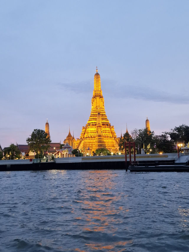 Bright lights, bustling streets, and unbeatable street food – Bangkok never sleeps.