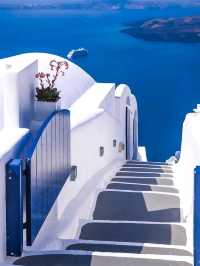 🌅 Santorini: The Iconic Island of White Domes, Blue Seas, and Timeless Romance 🇬🇷✨