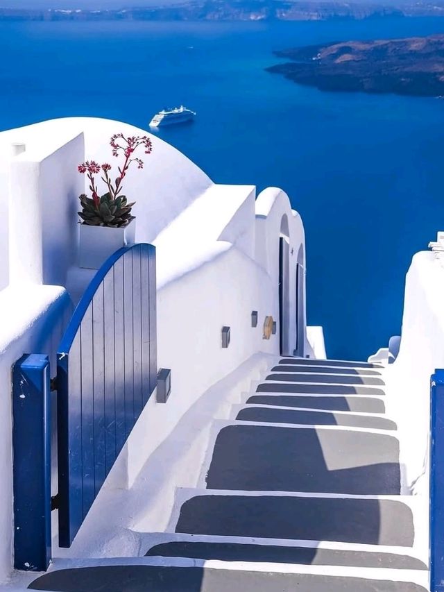 🌅 Santorini: The Iconic Island of White Domes, Blue Seas, and Timeless Romance 🇬🇷✨