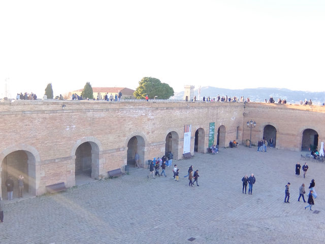 【バルセロナ】🏰歴史と絶景が交差する場所、ムンジュイック城🌄✨