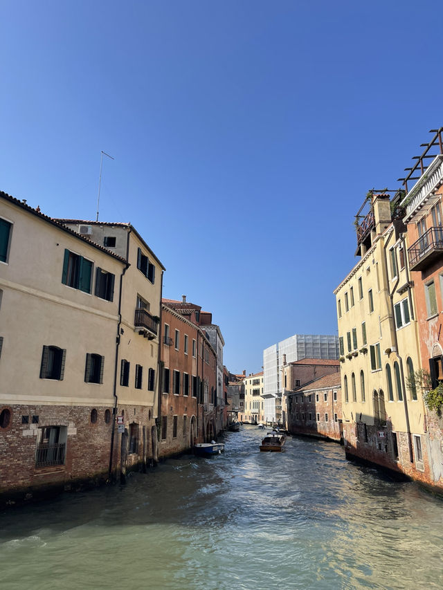🌈 Colorful Venice – Canals, Houses & Hidden Corners 🛶✨