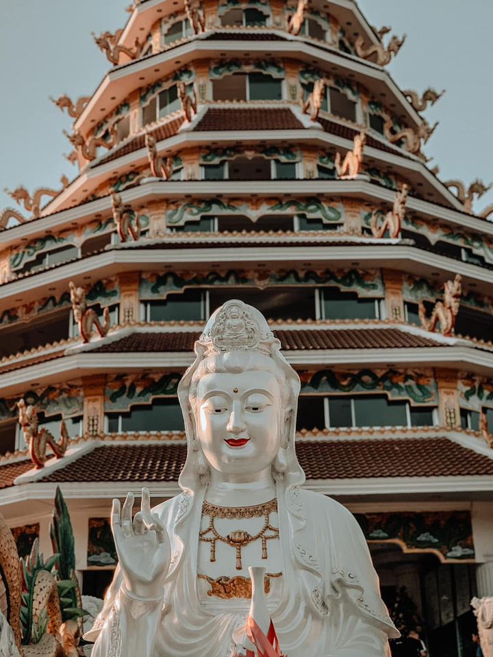 壮大で息を呑むほど美しい！✨ タイ最大の観音像に敬意を表し、祝福を