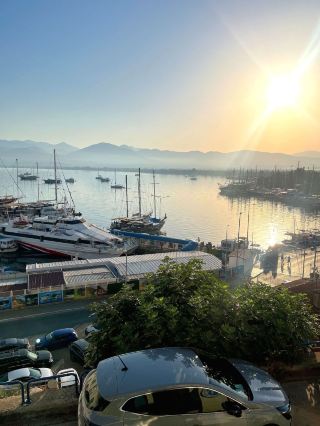 The 5:30 AM Vacation Paradox: Are Sunrises Worth Sacrificing Your Sleep? 🌅