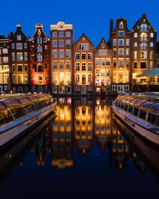🌃📸 Taking photos of Amsterdam at night — when the city of canals becomes even more beautiful.
