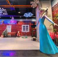 Enjoy weekend in Joyous City Dongmen
