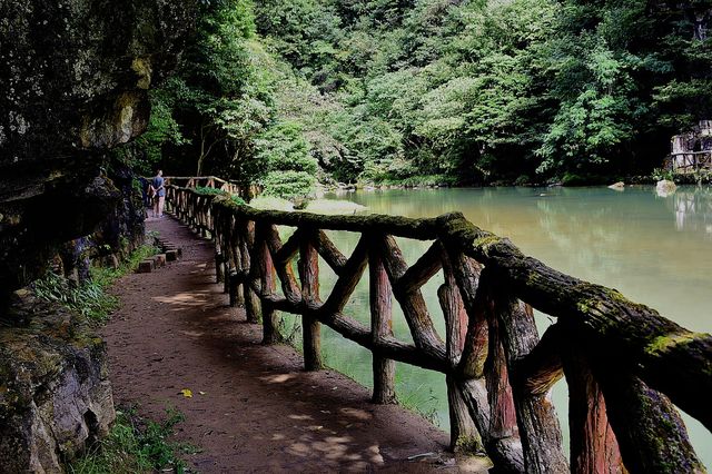 米底河是烏江水系上的一條支流，途經高山深谷，蜿蜒曲折