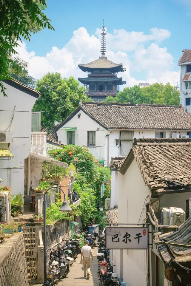 The Citywalk in Hangzhou is absolutely stunning‼️ One can see half the city in its mundane hustle and bustle, and the other half in its ethereal beauty~