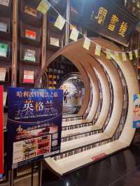 迷失在穿梭隧道和時空之門，鐘書閣不會讓人失望