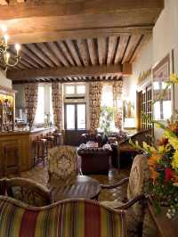 Beaune Bliss: Le Cep Hotel's Cozy Charm 🏨✨