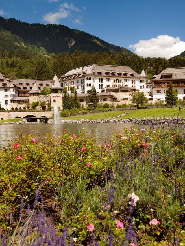 🏔️ Kitzbühel's Cozy Retreat: Alpine Luxury & Relaxation 🛀