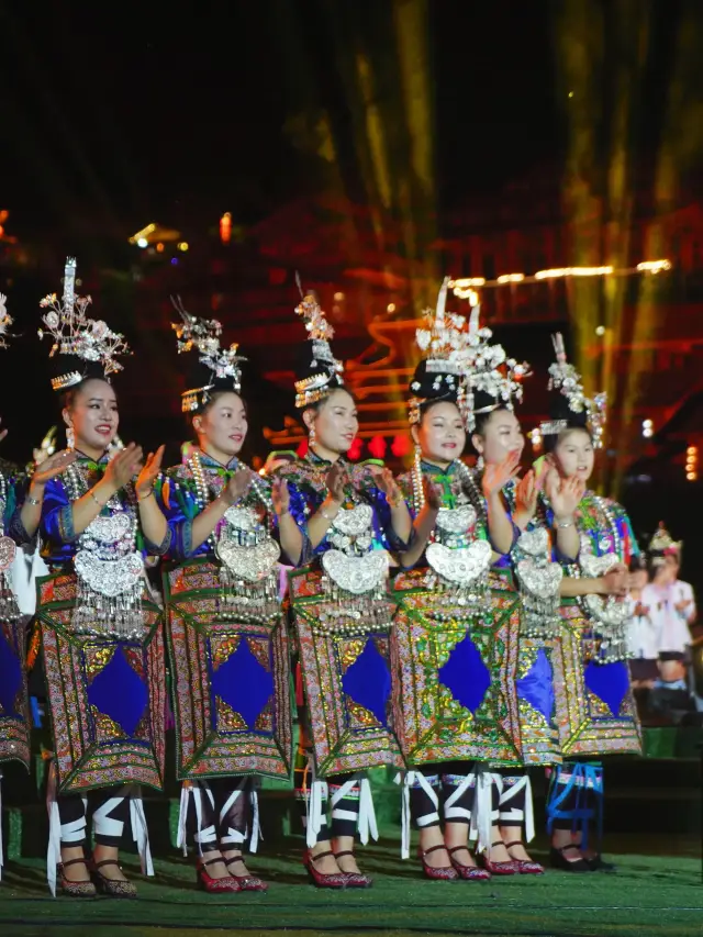 In the summer, I went to Qiandongnan to listen to thousands of people singing folk songs