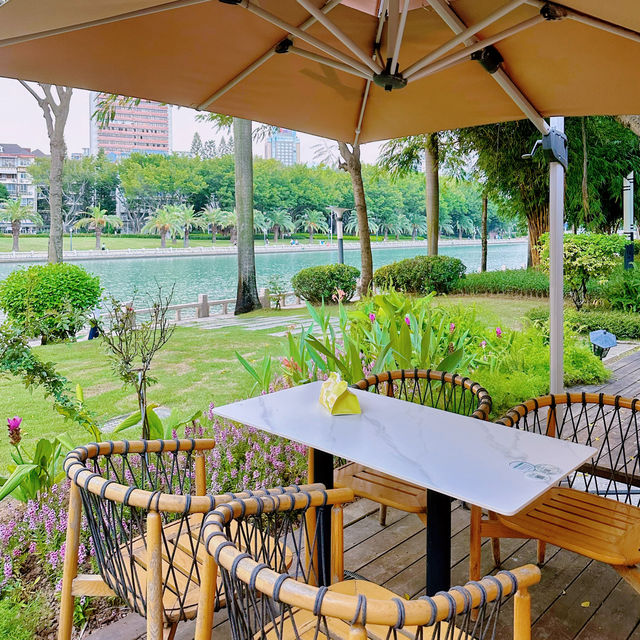 【裏昂家咖啡】開在公園裏的臨湖咖啡店，景觀超棒