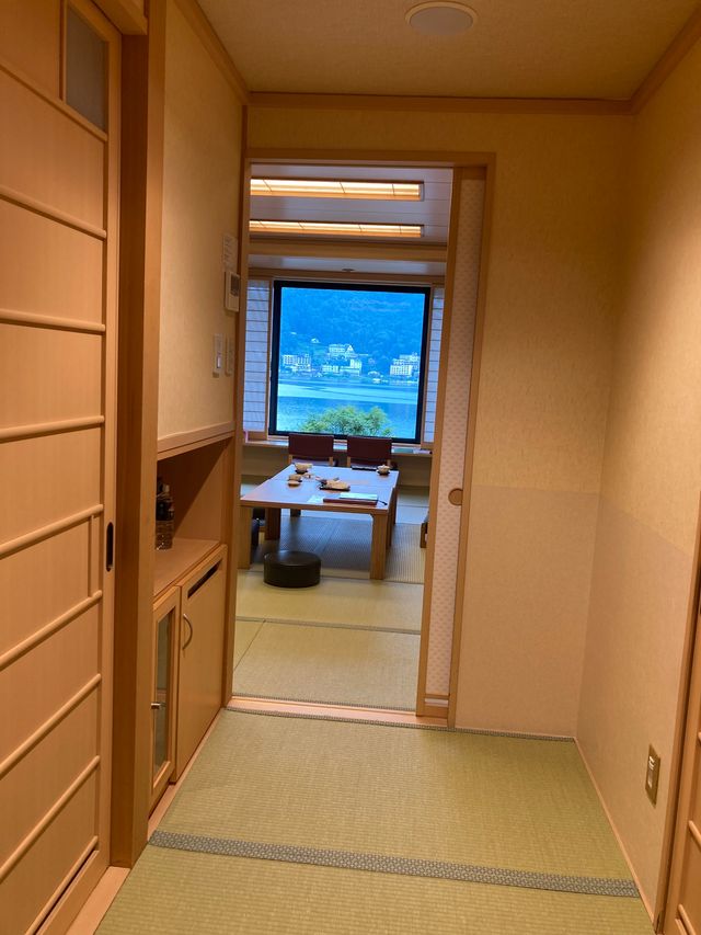 富士湖畔，溫泉鄉的優雅居所：一次難忘的日式住宿體驗。