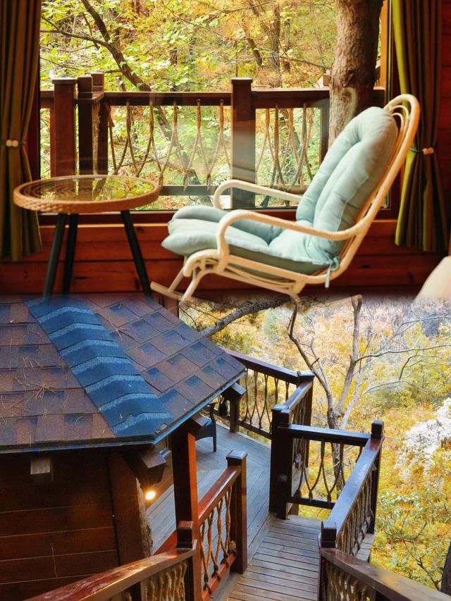 秋天住進童話裡的森林小木屋。