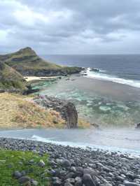 巴坦島椰林搖曳，碧海藍天，如夢幻畫卷般迷人。