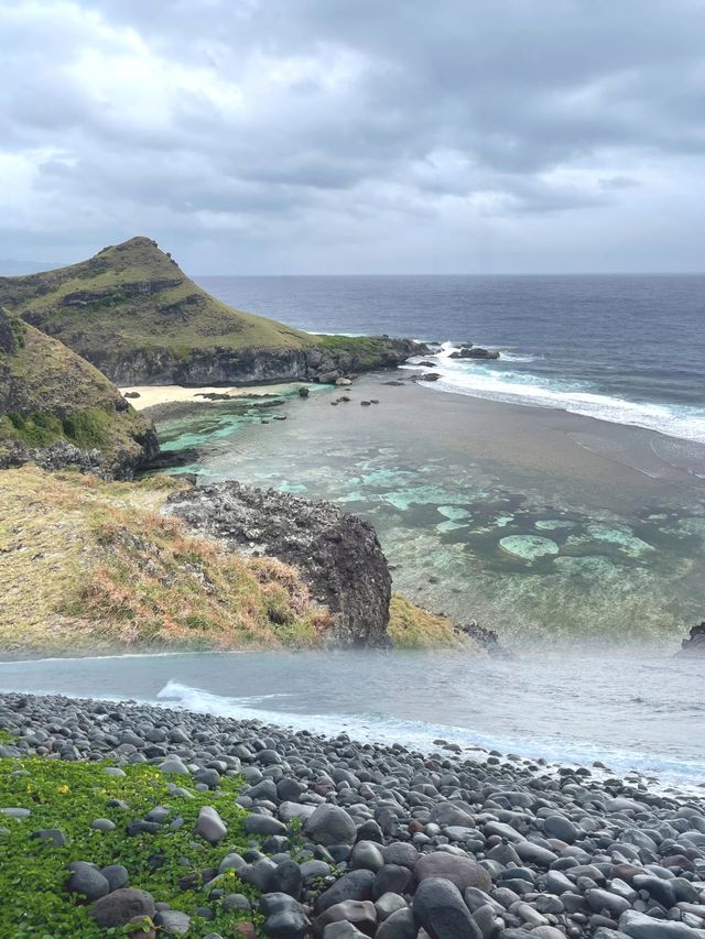 巴坦島椰林搖曳，碧海藍天，如夢幻畫卷般迷人。