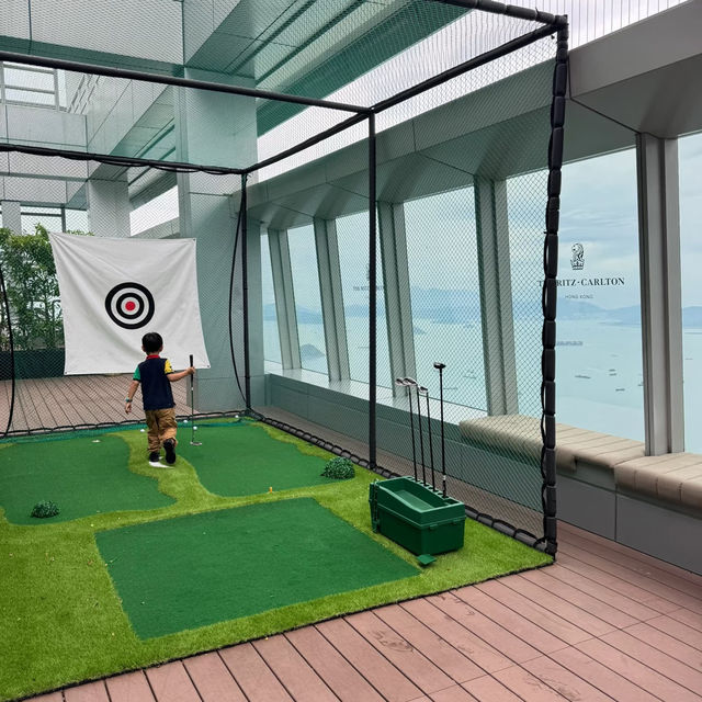 雲端親子高爾夫！帶娃打卡麗思卡爾頓酒店嘅118層驚喜⛳️