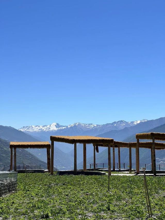 睡在雲端，四姑娘山·天空之城懸崖酒店