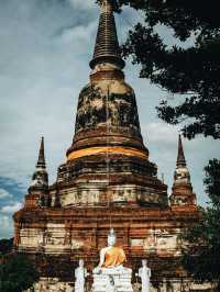 **【アユタヤ遺跡巡り：タイ王朝の栄華を辿る一日旅】**  