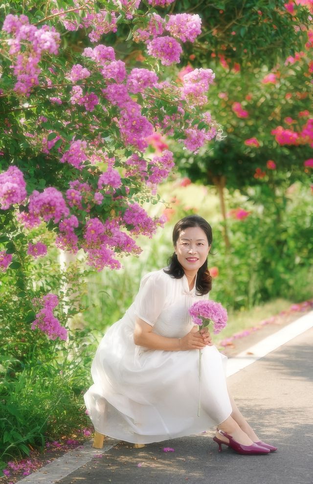 紫薇，獨佔芳菲當夏景，不將顏色託春風