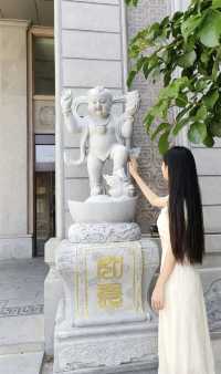 在紅磚古厝與藍海之間定格時光