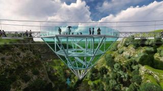 สะพานเพชร: ปาฏิหาริย์กระจกในหุบเขาดาชบาช