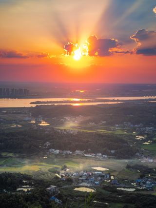 วิวพระอาทิตย์ตกอันน่าทึ่งของฉางชาจากภูเขาหม่าตันสร้างช่วงเวลาอันน่าจดจำ