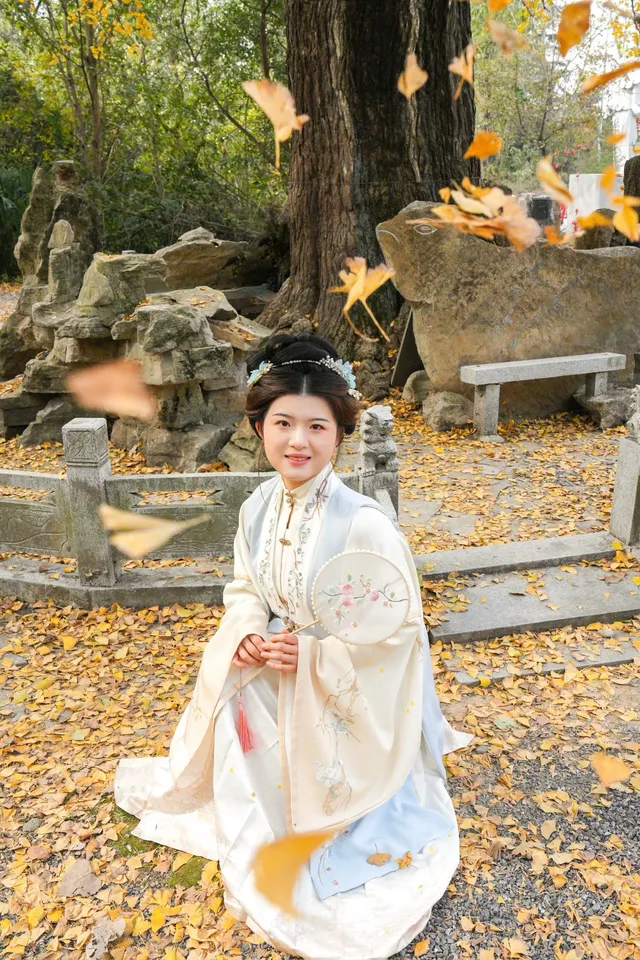 “我言秋日勝春朝”