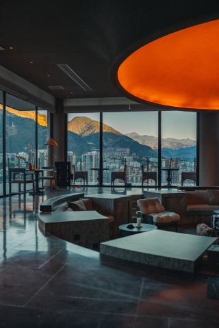 Opening soon! Open the window to see Gaoligong Mountain! Stay at a hotel perched on the cliff of the Nujiang Grand Canyon