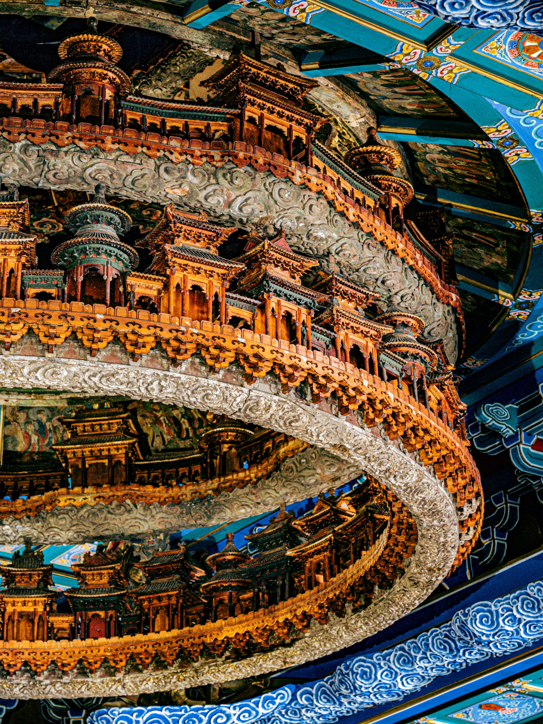 Siapa yang mengerti?!

Terpukau oleh keindahan langit-langit kubah berusia 600 tahun di Kuil Pertanian Beijing ✨

Aku menahan napas saat mendongak!!

Seketika, aku mengerti deskripsi Su Shi tentang "istana di surga"

Lapisan demi lapisan penyangga kubah, detailnya yang rumit sungguh menakjubkan!

Bahkan setiap ukiran kayu tampak menyimpan kejeniusan para pengrajin kuno!

Aku benar-benar terpikat oleh estetika leluhur kita!

📍Navigasi: Museum Arsitektur Kuno Beijing (Kuil Pertanian)

🚇Transportasi: Jalur 8, Stasiun Tianqiao, Pintu Keluar D, berjalan kaki 800 meter, sangat nyaman

⏰Jam Buka: 09:00-17:00! Tutup pada hari Senin, jangan datang dengan tangan kosong

🎫Tiket: 15 RMB/orang! Tidak perlu reservasi! Anda bisa mendapatkannya di tempat!

Disarankan untuk berkunjung antara pukul 14.00-15.00!

Sinar matahari yang menyinari langit-langit caisson secara miring menciptakan efek pembiasan keemasan. Anda bahkan tidak perlu filter untuk foto, gambar aslinya sangat indah!

Setelah menjelajah, Anda dapat berjalan-jalan di sekitar forum dan merasakan suasana tenang Beijing kuno!

Perjalanan ini benar-benar sepadan!!

· Tips Perjalanan: Beijing praktis tidak memiliki musim sepi untuk pariwisata!

Naik taksi dan mengemudi sama-sama dapat menyebabkan kemacetan, jadi kami sarankan untuk menggunakan kereta bawah tanah atau bus agar lebih nyaman!

·