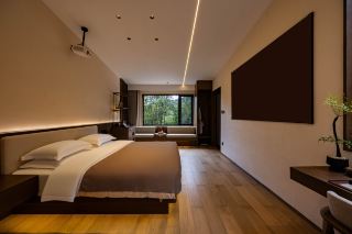 Immerse yourself in the Zen atmosphere of Putuo Mountain, where opening the window reveals mountains, sea, and incense