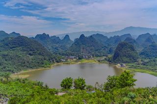 Пешие прогулки по карстовым ландшафтам – это скрытое сокровище, которое нельзя пропустить! Это невероятно красиво!