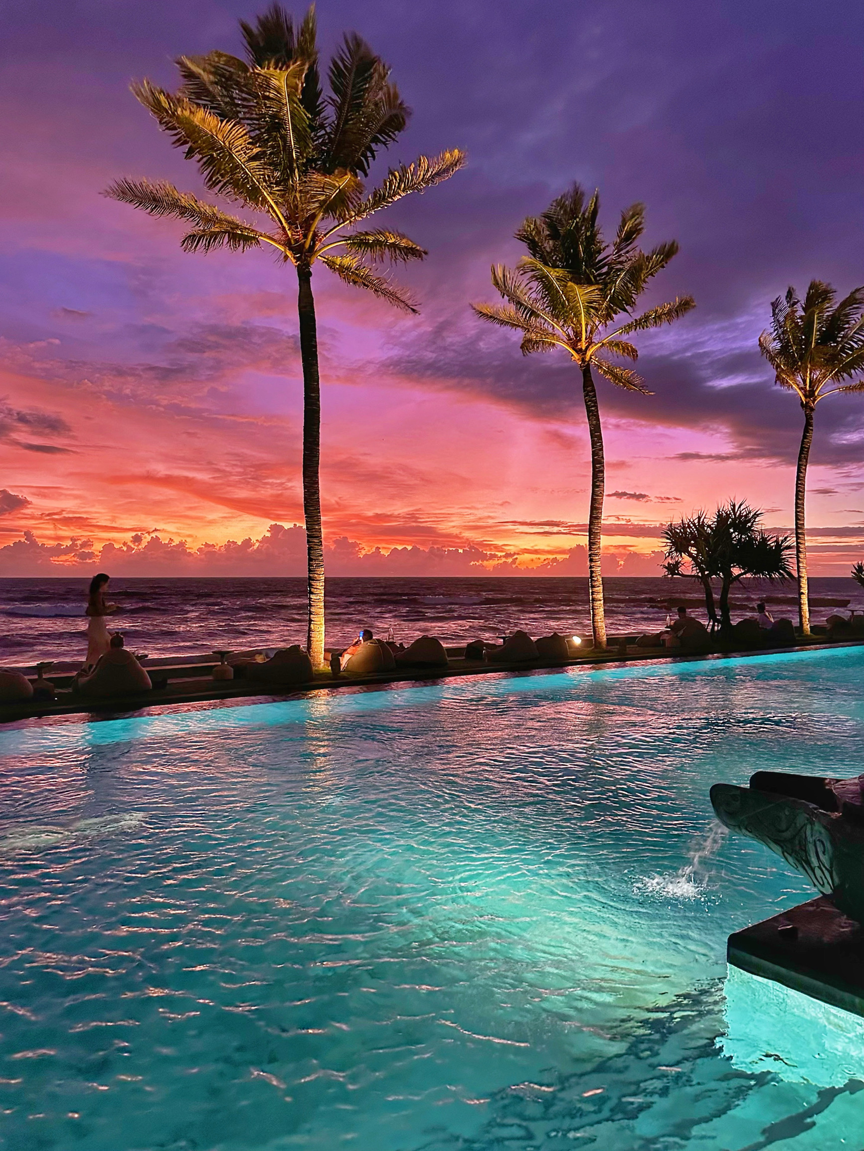 Regent Bali Canggu yang baru dibuka dalam dua tahun terakhir ini adalah hotel mewah paling populer di Bali saat ini🏨
🌊 Kolam renang infinity + pantai matahari terbenam:
Kolam renang infinity di Beach House benar-benar memukau saya sampai menangis😭
Pemandangan laut 270° yang tak terkalahkan untuk melihat matahari terbenam🌅 Setiap jepretan seperti foto gaya Instagram yang keren
☑️ Tips check-in: Disarankan datang sekitar satu jam sebelum matahari terbenam untuk pencahayaan terbaik❗
🎨 Puncak estetika seni:
Motif batik tradisional + elemen lokal Bali sangat berkesan
Warna kamar sangat memukau! Warna bumi + biru tua + sentuhan hijau
Setiap sudut hotel adalah spot foto hits📸
✨ Jubah mandi dari merek desainer Bintang Fresca sangat mewah
💯 Layanan yang sangat perhatian:
Pelayan pribadi 24 jam siap sedia kapan saja
Balasan pesan sangat cepat, komunikasi sangat mudah
Mini bar gratis dan layanan laundry yang sangat perhatian
🍽️ Kenikmatan kuliner:
· Restoran Taru: Lebih dari 50 pilihan sarapan, saya sampai bingung memilih
· Restoran Sazon: Masakan Spanyol setara Michelin, wajib pesan paella!
🍸 Tips: Setiap Jumat malam ada pesta koktail di tepi kolam yang sangat seru✌️
🏊 Tiga kolam renang wajib dikunjungi:
1️⃣ Kolam utama: Suasana liburan maksimal⛱️
2️⃣ The Beach House: Tempat terbaik untuk menikmati matahari terbenam
3️⃣ Kolam taman: Sepi dan sangat privat
💦 Setiap minggu ada banyak aktivitas seru: kelas selancar, yoga, dan lain-lain
📍 Lokasi sempurna:
Banyak bar, restoran, dan toko bisa dicapai dengan berjalan kaki🛍️
Toko hits Nook dan La Brisa hanya 5 menit jalan kaki