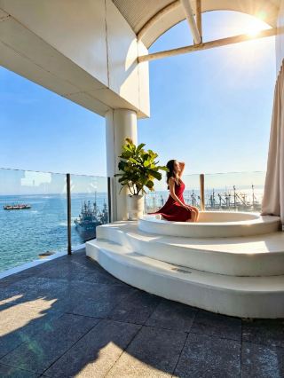 Fishing boats at sunset + a mirror-like sky – this hotel is so romantic it's speechless.